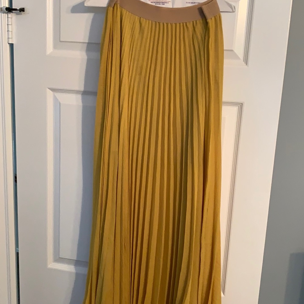 BCBG pleated maxi skirt Medium